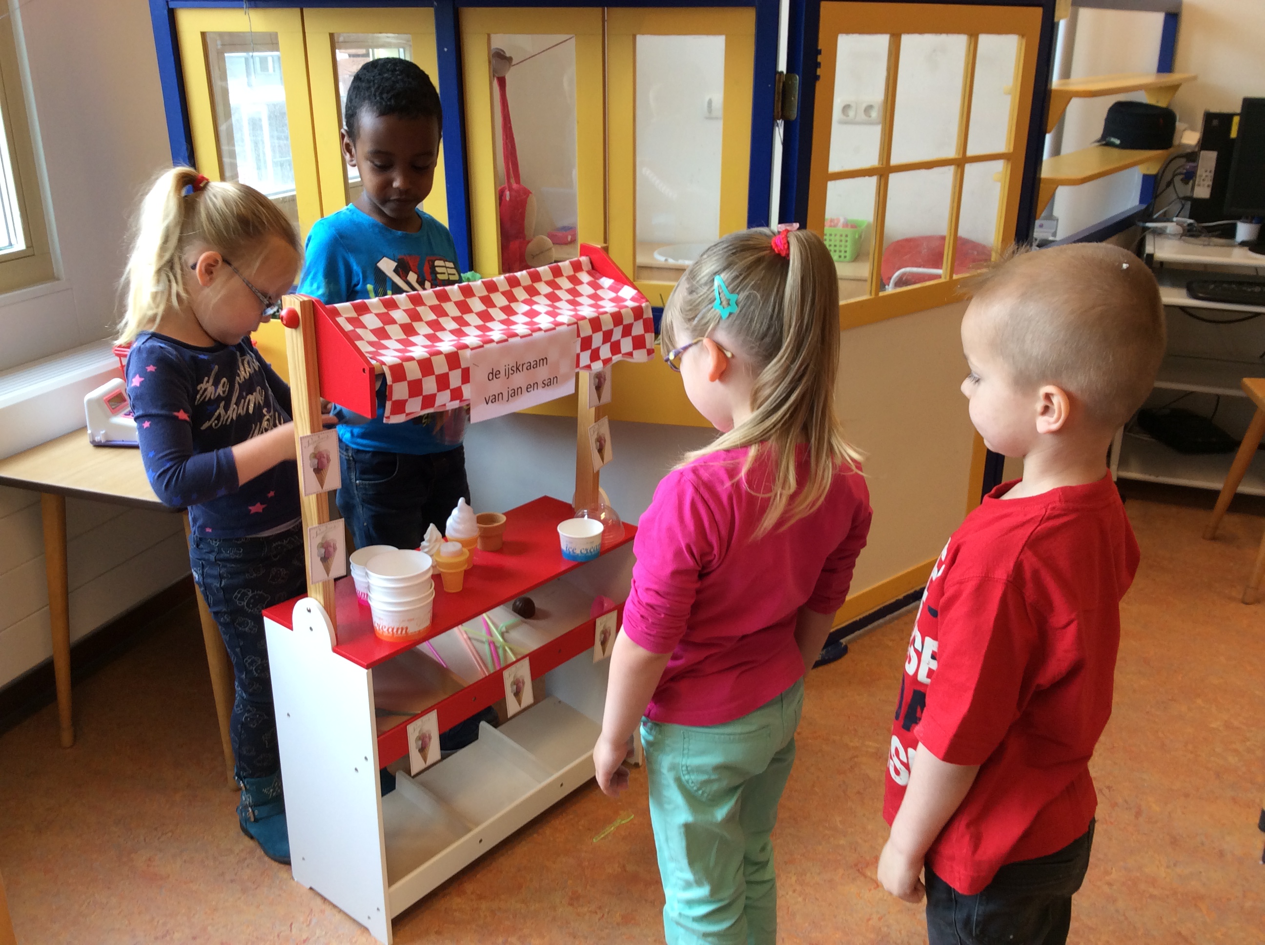 Ons nieuwe thema: de ijssalon en buiten spelen!