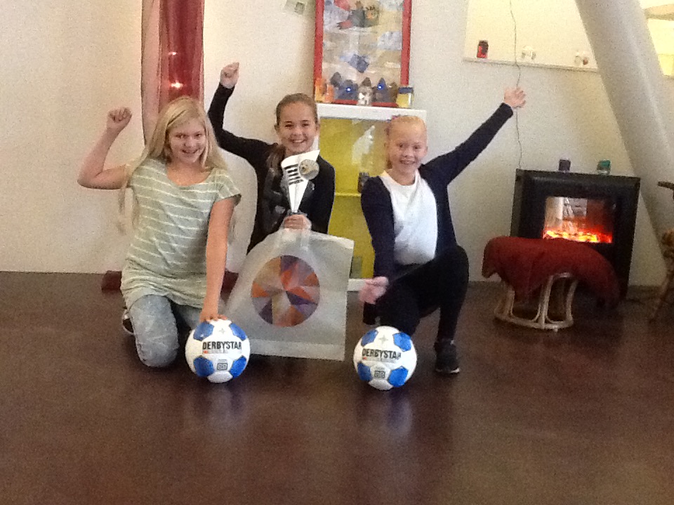 Meiden schoolvoetbalteam 7/8 2015 - 2016 ontvangen de Derbyballen